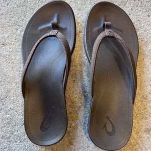 OluKia flip flops size 8